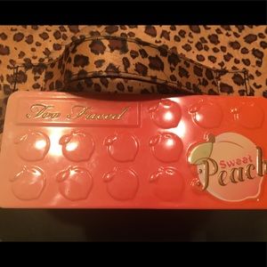 Too faces peach eyeshadow pallet